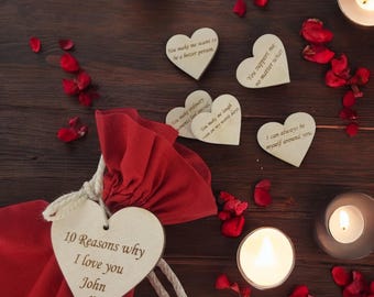 Regalos personalizados para ella o para él: Caja de regalo personalizada "10 razones por las que te amo" con corazones de madera grabados.