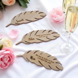 Gepersonaliseerde verenplaatskaarten voor bruiloftstafel | Aangepaste gastenkaarten | Rustiek tafeldecor | Naamkaartjes bruiloft: