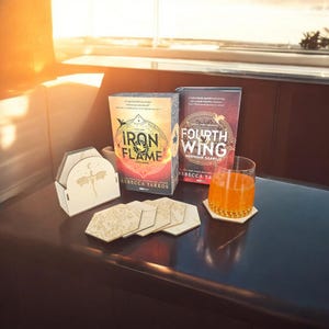Op de vierde vleugel geïnspireerde onderzetterset - fantasiekaart met drakenhouder en aanpasbare geschenkdoos - perfect cadeau voor boekenliefhebbers