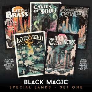 Può includere: Cinque carte di terreno fantasy per un gioco di carte collezionabili. Le carte presentano illustrazioni colorate di una città di ottone, una caverna di anime, un campo di loto, una confluenza di mana e caverne di gemme. Le carte sono progettate con un'opzione di cornice nera o bianca.