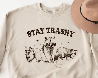 Stay Trashy sweater, grappige wasbeer trui, opossum wasbeer hoodie, grappige meme shirts, wasbeer opossum Skunk shirt, nostalgie sweater