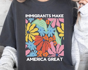 Camiseta con flores "Immigrants Make America Great Again" de Comfort Colors®, camiseta proinmigrante, camiseta antirracista, camiseta "Equality Immigrants"