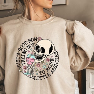 Sweat juste une bonne maman essayant de ne pas soulever de petits trous du cul, pull bonne maman, cadeau maman sarcastique drôle, t-shirt fête des mères, t-shirt humour maman image 1