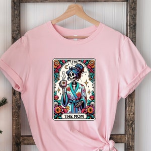 Das Mom Tarot Karten Shirt, Witchy Vibes Schädel Mama T-Shirt, Lustiges Mama Shirt, Mutterschaft Shirt, Skelett Mama Karte Shirt, Witchy Mama T-Shirt