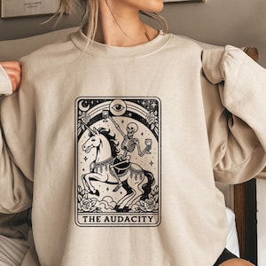 Das Kühnheit Tarot Karte Sweatshirt, Skelett Tarot Karte Pullover, Die Kühnheit Einhorn Hoodie, Mystische Tarot Karte Shirt, Witchy Pullover Geschenk