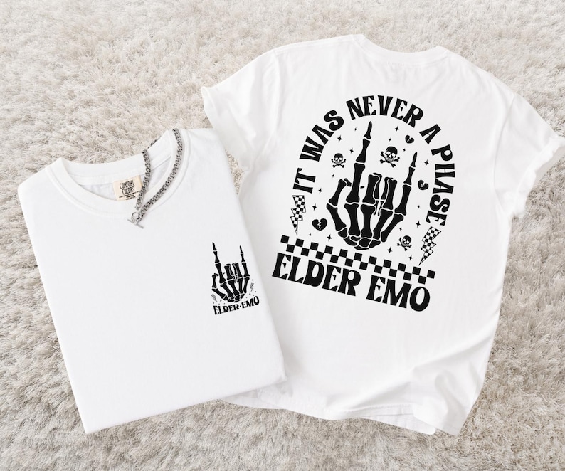 K&ouml;nnte beinhalten: Zwei wei&szlig;e T-Shirts mit schwarzen Grafikdesigns. Ein Shirt zeigt eine Skeletthand, die eine Rock'n'Roll-Geste macht, mit dem Text "ELDER EMO" darunter. Das andere Shirt hat den Text "IT WAS NEVER A PHASE" und eine Skeletthand.