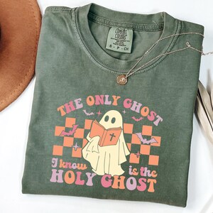 Koszulka Comfort Colors® „The Only Ghost”, „I Know Is The Holy Ghost”, koszulka z motywem religijnym na Halloween, „Duch czytający Biblię”, „Chrześcijańskie Halloween”