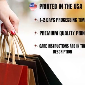 K&ouml;nnte beinhalten: Eine Hand h&auml;lt eine Gruppe von Einkaufstaschen in verschiedenen Farben, darunter Rot, Braun und Schwarz. Die Taschen haben braune Papiergriffe. Der Text im Bild lautet "PRINTED IN THE USA", "1-2 DAYS PROCESSING TIME", "PREMIUM QUALITY PRINT" und "CARE INSTRUCTIONS ARE IN THE DESCRIPTION".