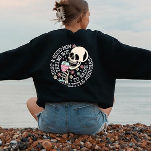 Sweat juste une bonne maman essayant de ne pas soulever de petits trous du cul, pull bonne maman, cadeau maman sarcastique drôle, t-shirt fête des mères, t-shirt humour maman image 2