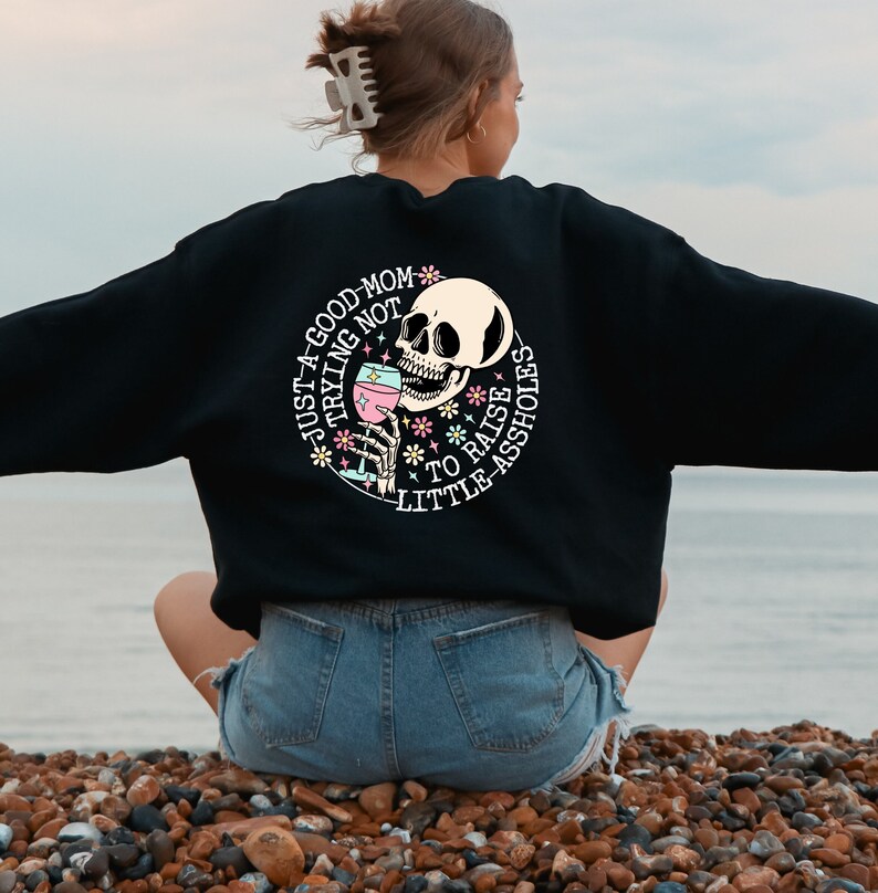Sweat juste une bonne maman essayant de ne pas soulever de petits trous du cul, pull bonne maman, cadeau maman sarcastique drôle, t-shirt fête des mères, t-shirt humour maman image 2