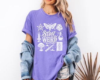 Camiseta Comfort Colors® Stay Weird Witchy Halloween, camiseta com estampa gótica, camiseta alternativa Witchcore, camiseta fofa e assustadora, camiseta de garota assustadora