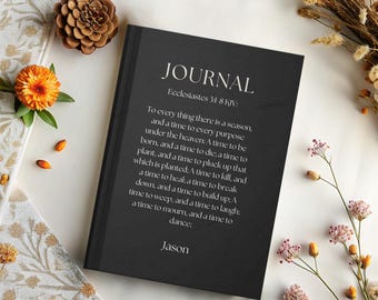 Prediker 3:1-8 Bijbelcitaat gepersonaliseerd dagboek, aangepast dagboek, persoonlijk notitieboek, cadeau voor verjaardag kerst hem haar, donkere omslag
