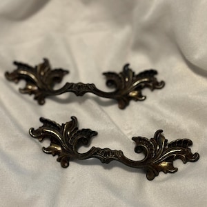 French Provincial Drawer Pulls - Vintage Ornate Leaf Like