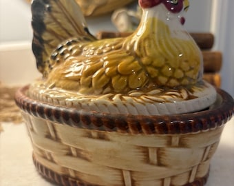 Piatto vintage in ceramica Lefton Japan con gallina sul nido e coperchio – Decorazione in stile cottage con intreccio a cestino