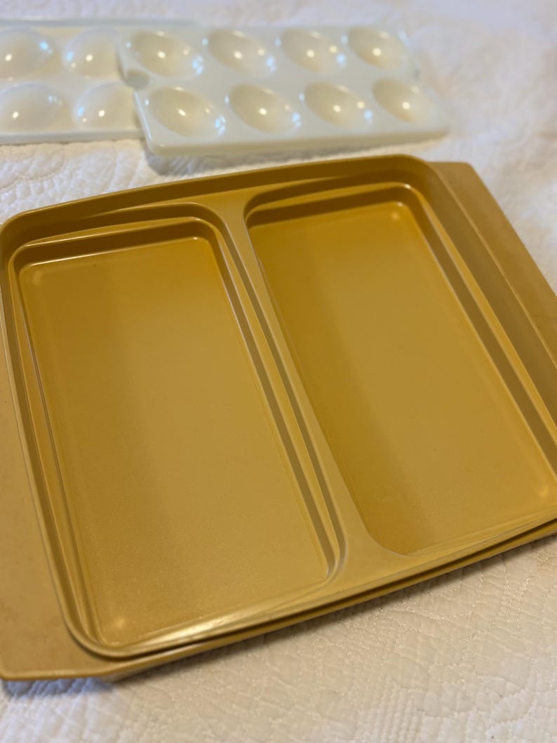 Pu&ograve; includere: Un cartello in legno rustico con la scritta "Welcome to our home" in lettere bianche. Il cartello presenta una finitura invecchiata e un design semplice e invitante, perfetto per l'arredamento della porta d'ingresso.