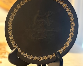 Plato madre Wedgwood de Jasperware negro y dorado vintage - Exhibición de colección