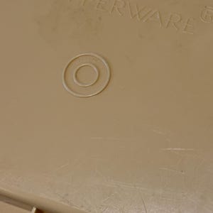 Pu&ograve; includere: Un set di tre tazze in ceramica con finitura opaca e macchiettata. Le tazze sono nei toni del crema, grigio chiaro e grigio scuro. Ogni tazza ha un design semplice e minimalista.