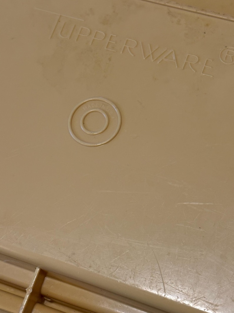Pu&ograve; includere: Un set di tre tazze in ceramica con finitura opaca e macchiettata. Le tazze sono nei toni del crema, grigio chiaro e grigio scuro. Ogni tazza ha un design semplice e minimalista.