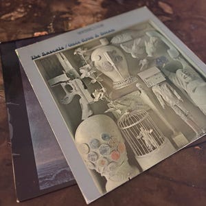 Puede incluir: Un letrero de madera rústica con el texto "Welcome to our home" en letras blancas. El letrero presenta un acabado envejecido y un diseño sencillo y acogedor, perfecto para un porche o entrada.