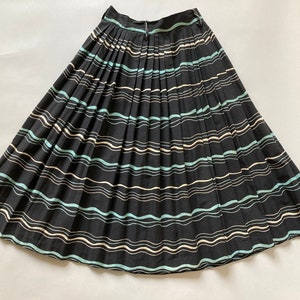 1950s Pleated Skirt Kinetic Novelty Print