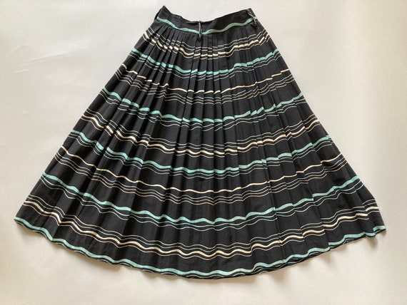 1950s Pleated Skirt Kinetic Novelty Print - image 1