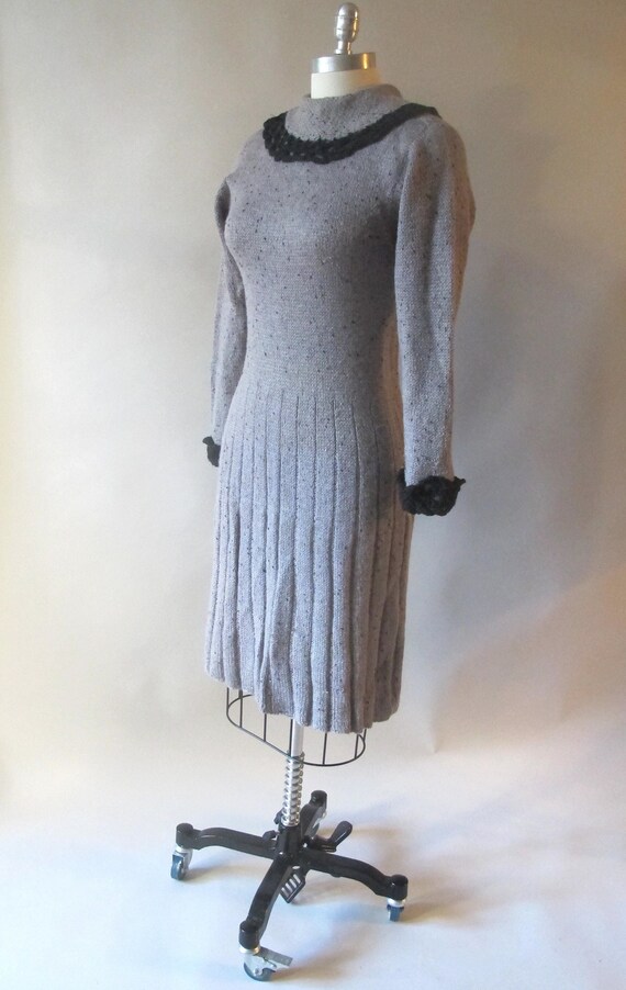 1950s Hand Knit Multi-gray Dress with Black Croch… - image 1