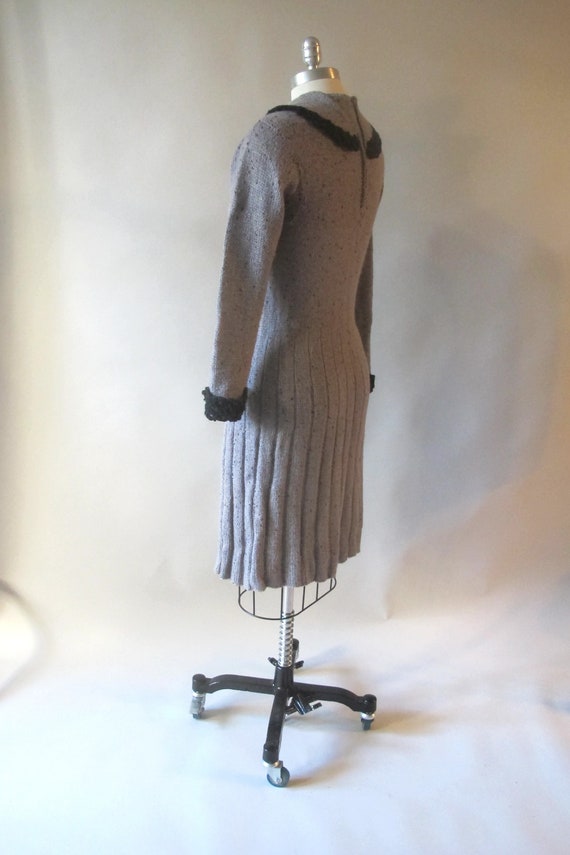 1950s Hand Knit Multi-gray Dress with Black Croch… - image 3