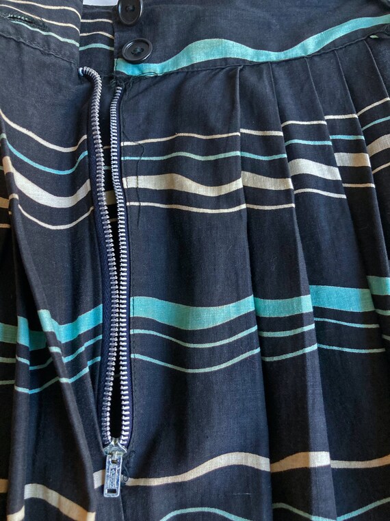 1950s Pleated Skirt Kinetic Novelty Print - image 7