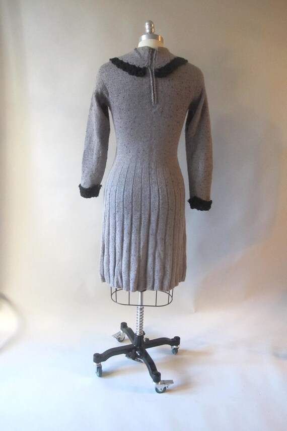 1950s Hand Knit Multi-gray Dress with Black Croch… - image 4