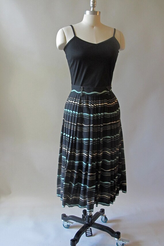 1950s Pleated Skirt Kinetic Novelty Print