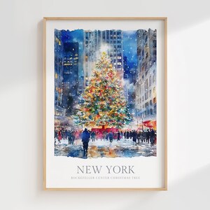 Può includere: Un dipinto ad acquerello dell'albero di Natale del Rockefeller Center a New York City. L'albero è decorato con luci colorate e ornamenti, e ci sono persone che camminano intorno all'albero. Il dipinto è incorniciato in una cornice di legno chiaro.