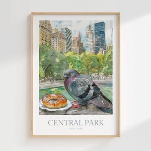 Op de afbeelding: Een aquarel schilderij van Central Park in New York City met een duif en een bagel op een bord. Het schilderij toont een uitzicht op de skyline van de stad met hoge gebouwen en bomen. De duif zit op een rots en kijkt naar de bagel.