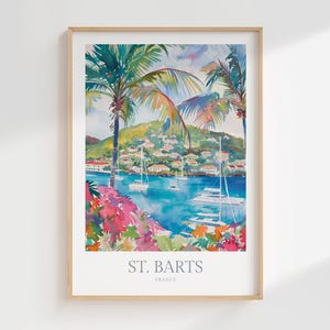 Op de afbeelding: Een aquarel schilderij van een tropisch eiland scène met palmbomen, kleurrijke huizen en zeilboten in een turquoise baai. De tekst "ST. BARTS FRANCE" staat onderaan het schilderij.