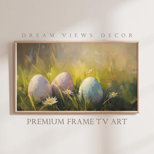 Può includere: Tre uova di Pasqua color pastello annidati in un letto di erba verde e fiori selvatici bianchi. Le uova sono dipinte in tonalità di rosa, blu e viola, e sono circondate da una morbida luce dorata.