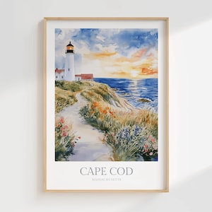 Peut inclure: Impression d'art à l'aquarelle d'un phare sur une falaise herbeuse surplombant l'océan au coucher du soleil. L'œuvre présente un chemin menant au phare, avec des fleurs et des herbes colorées. Le texte "CAPE COD MASSACHUSETTS" est en bas.