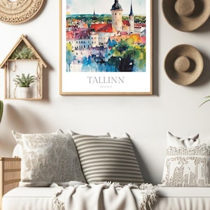 Puede incluir: Una pintura de acuarela de la ciudad de Tallin, Estonia. La pintura muestra un paisaje urbano con edificios coloridos y un alto campanario de iglesia. El texto "TALLINN ESTONIA" est&aacute; impreso debajo de la pintura.