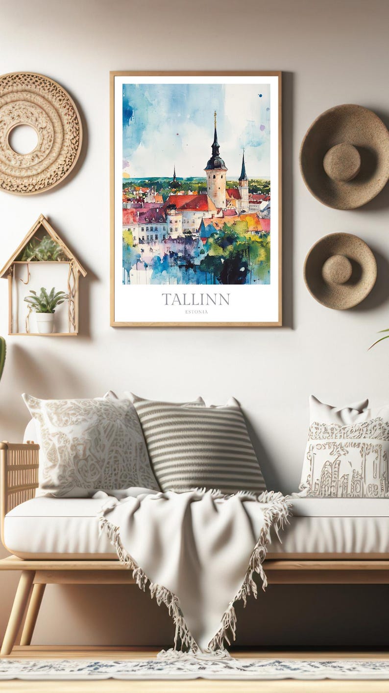 Puede incluir: Una pintura de acuarela de la ciudad de Tallin, Estonia. La pintura muestra un paisaje urbano con edificios coloridos y un alto campanario de iglesia. El texto "TALLINN ESTONIA" est&aacute; impreso debajo de la pintura.