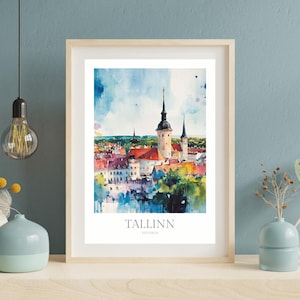 Puede incluir: Una pintura de acuarela del horizonte de Tallin en Estonia. La pintura presenta una alta torre de iglesia puntiaguda con un techo rojo y un cielo azul con nubes blancas. La ciudad se representa en el fondo con &aacute;rboles verdes y edificios con techos rojos.