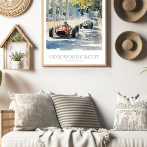 Może przedstawiać: Akwarela przedstawiająca czerwony samoch&oacute;d wyścigowy jadący po krętej drodze przez las. Obraz jest oprawiony i zawiera napis "GOODWOOD CIRCUIT UNITED KINGDOM" na dole.