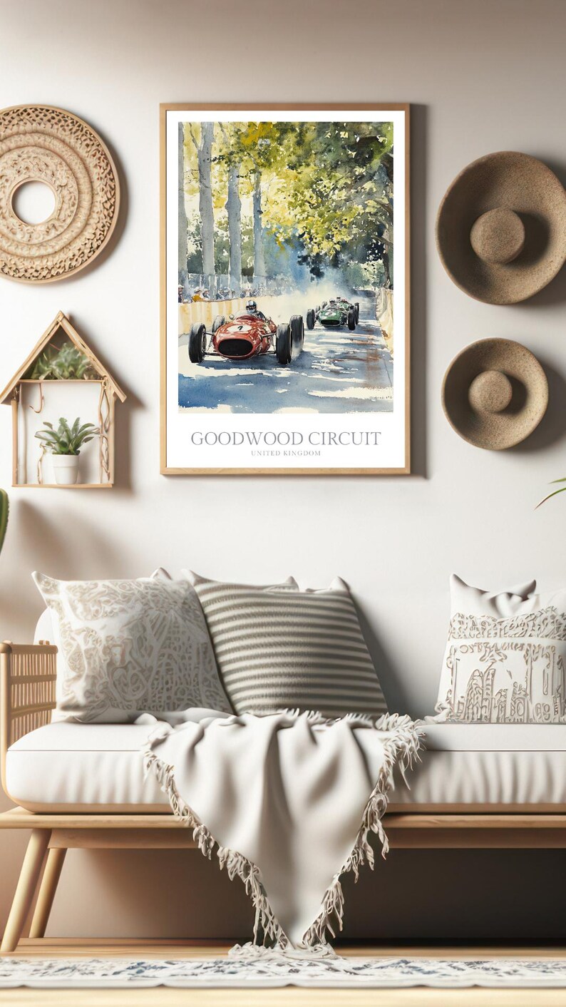 Może przedstawiać: Akwarela przedstawiająca czerwony samoch&oacute;d wyścigowy jadący po krętej drodze przez las. Obraz jest oprawiony i zawiera napis "GOODWOOD CIRCUIT UNITED KINGDOM" na dole.