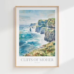 Może przedstawiać: Akwarela przedstawiająca klify Moher w Irlandii. Obraz przedstawia dramatyczne klify wznoszące się z morza, z rozbijającymi się falami i błękitnym niebem nad nimi.