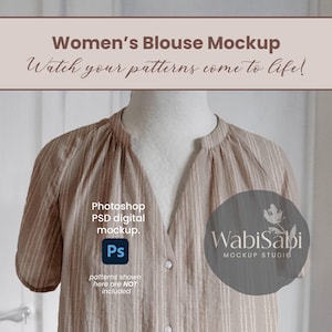 Op de afbeelding: Een beige blouse-mockup op een mannequin. De blouse heeft een opstaande kraag en een verticaal streepjespatroon. De afbeelding bevat de tekst "Women's Blouse Mockup" en "Watch your patterns come to life!" en "Photoshop PSD digital mockup."