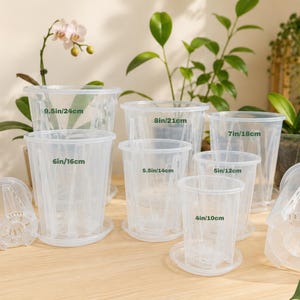 Peut inclure: Une collection de pots de fleurs en plastique transparent avec soucoupes assorties, dotés de fentes de drainage verticales. Les pots portent les dimensions suivantes : 4in/10cm, 5in/12cm, 5.5in/14cm, 6in/16cm, 7in/18cm, 8in/21cm et 9.5in/24cm.