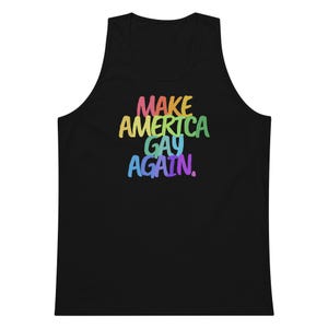 Könnte beinhalten: Schwarzes Tanktop mit dem Schriftzug "MAKE AMERICA GAY AGAIN" in Regenbogenfarben. Der Text ist in handschriftlichem Stil gehalten. Das Tanktop ist ärmellos und aus einem weichen Material gefertigt.