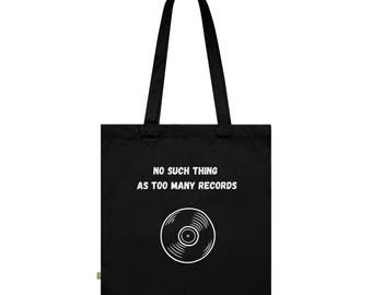 Op de afbeelding: Zwarte draagtas met de witte tekst "NO SUCH THING AS TOO MANY RECORDS". Daaronder staat een witte afbeelding van een vinylplaat. De tas heeft twee zwarte handvatten.