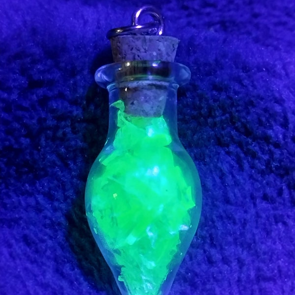 Crushed uranium glass pendant