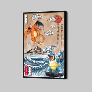Puede incluir: Impresión enmarcada con ilustraciones de estilo japonés de dos Pokémon, Charizard y Blastoise. Charizard es naranja y Blastoise es azul. El fondo incluye un sol rojo, nubes y olas del océano. Texto japonés presente.