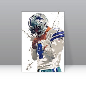 Op de afbeelding: Een digitale schildering van een American football-speler die een wit en blauw shirt draagt met een blauwe ster op zijn helm. De speler kijkt naar beneden met een serieuze uitdrukking op zijn gezicht. De achtergrond is wit met spatten grijze verf.