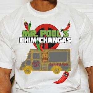 Könnte beinhalten: Weißes T-Shirt mit einem roten Kreis und dem Text "Mr. Pool's Chimichangas" in Schwarz. Ein gelber Foodtruck mit dem Text "Get a Lot of This" und "Keep the Vibe" befindet sich unter dem Text. Rote Chilischoten mit einer schwarzen Maske sind um das Design herum verteilt.