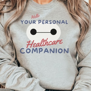 Sudadera unisex de cuello redondo con el logo de Baymax, ideal para el cuidado de la salud y el parque temático de Disneyland.